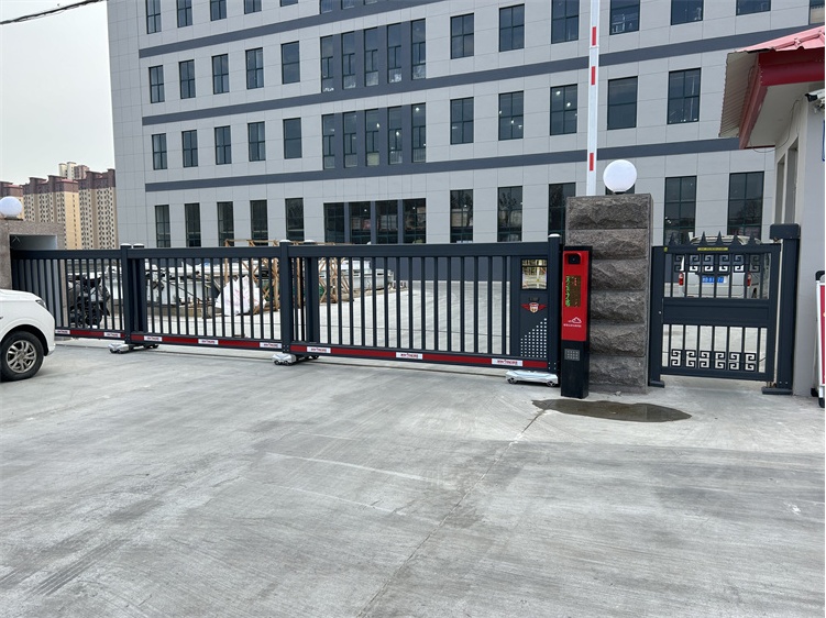 868分段門、青島國興橡塑制品有限公司